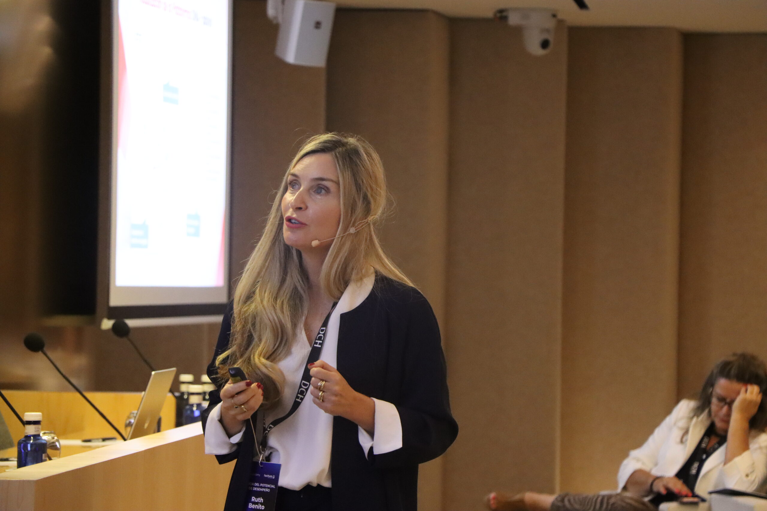 Ruth Benito – Ponencia sobre ONA IMG 4876 scaled